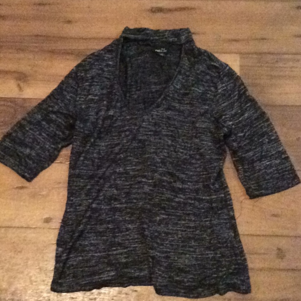 Gray keyhole 3/4 sleeve shirt